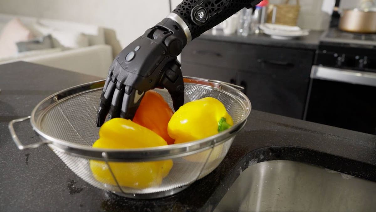 Arm bionic wireless waterproof with 360 -degree wrist rotating