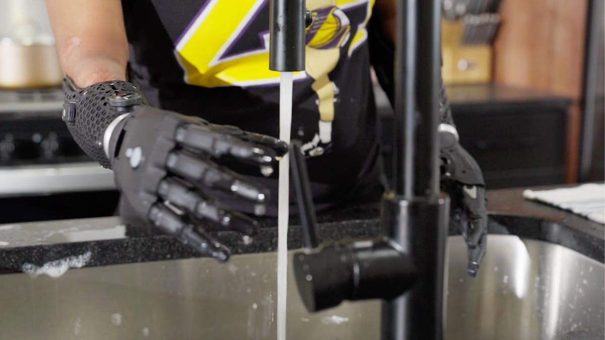 Arm bionic wireless waterproof with 360 -degree wrist rotating